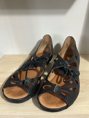 Gentle Souls Women's 8.5 M Brynn Black Leather Gladiator Sandals Flats Comfort